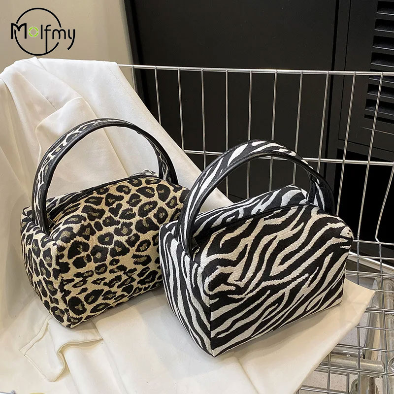Luxury Skincare & Spa Photos - Borsa per trucco leopardata Borsa per