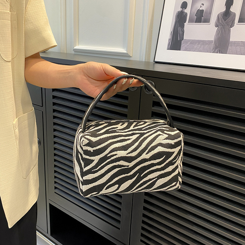 Borsa per trucco leopardata Bo - Luxury Skincare & Spa Photos recensione e prezzo
